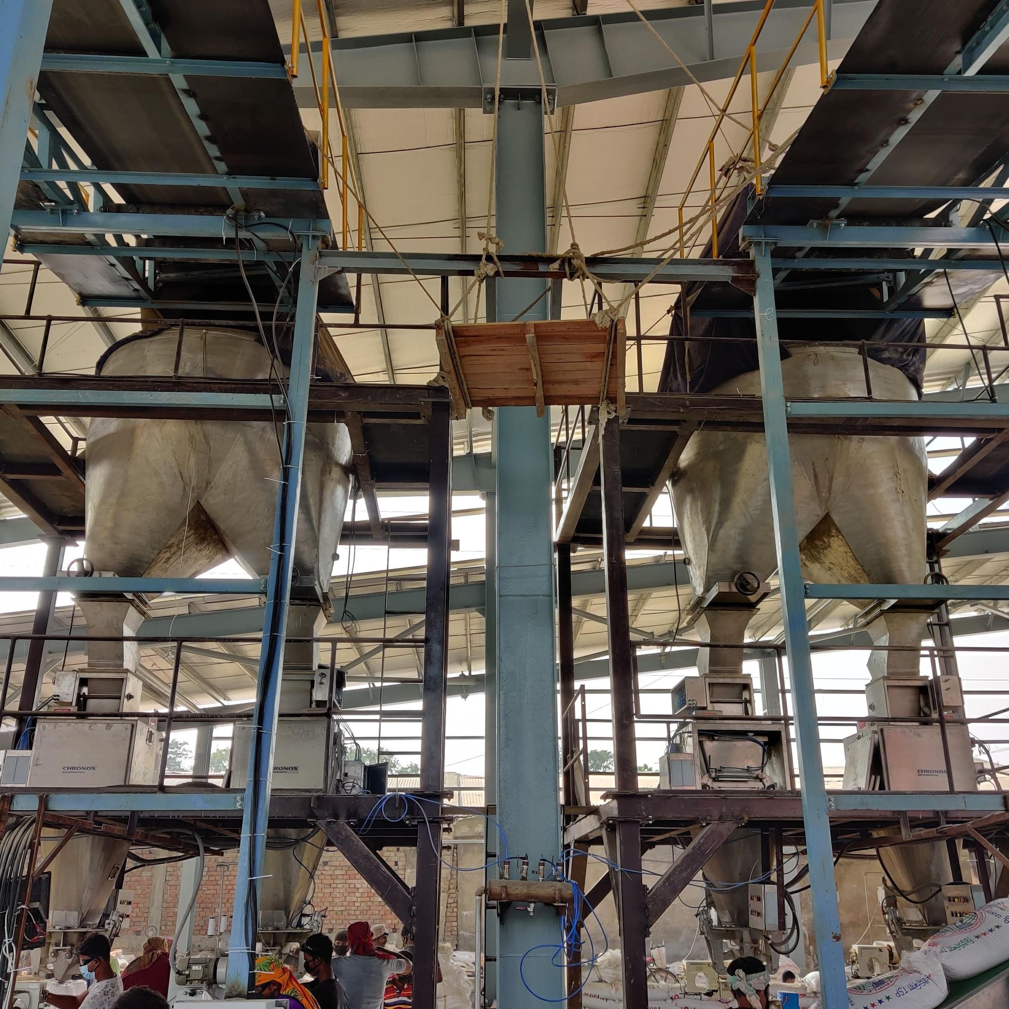 Automatic bagging and weighing line under a fertiliser blending plant