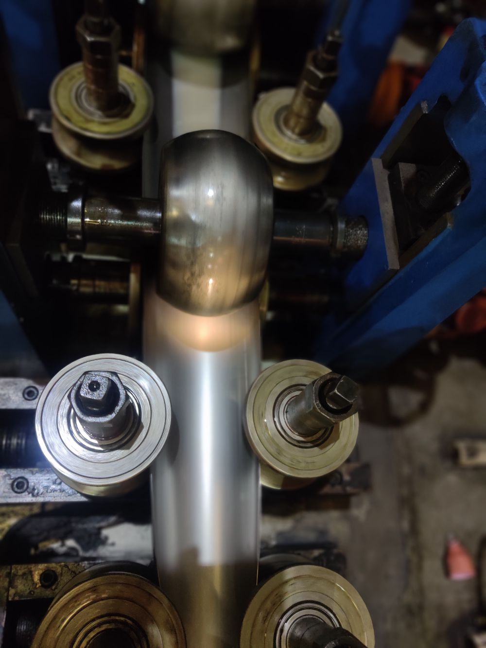 Forming tooling closing the section of a discharge electrode support tube
