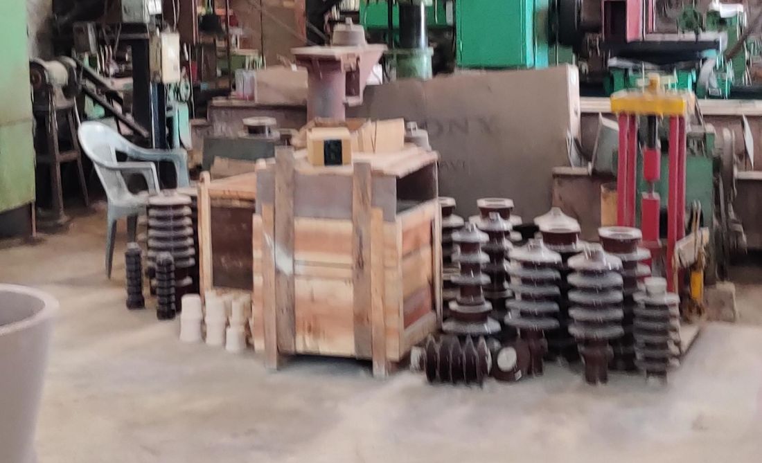 Shed-type ceramic insulators and hollow bodies at the works