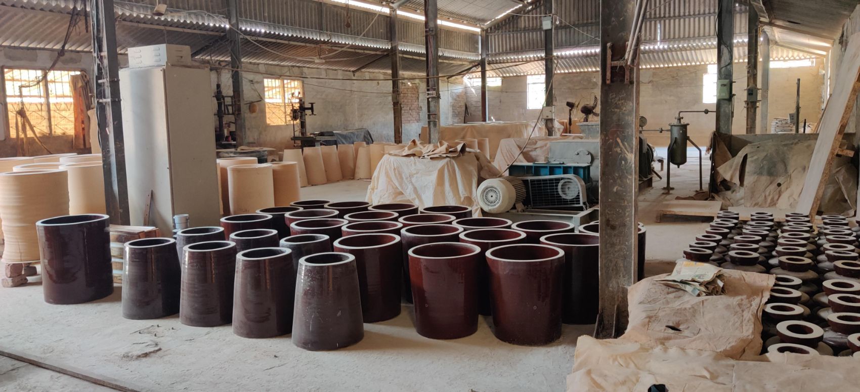 Insulator works floor with glazed and unglazed ceramic insulator bodies in production