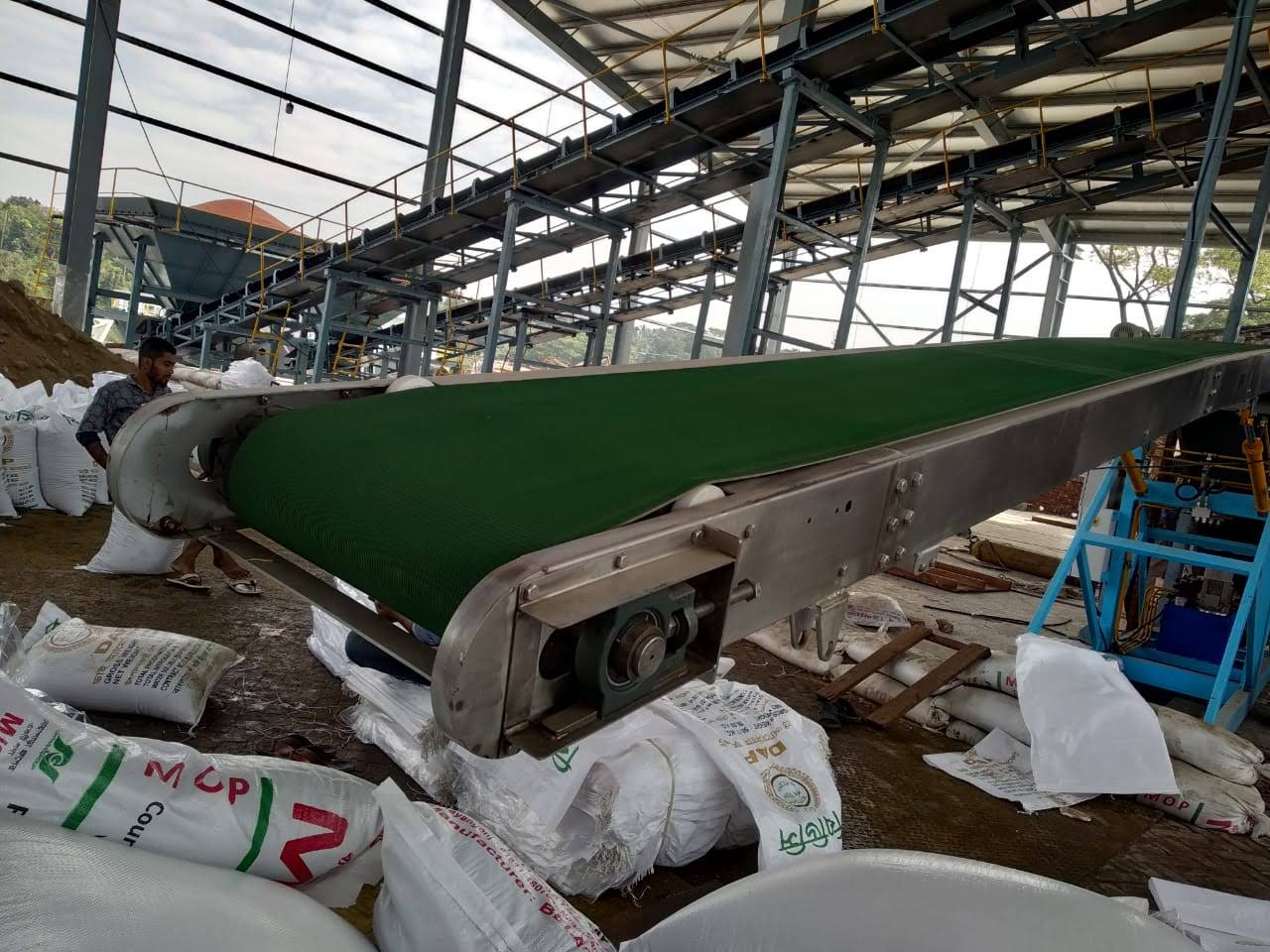 Transfer and accumulation conveyor between the bagging line and dispatch