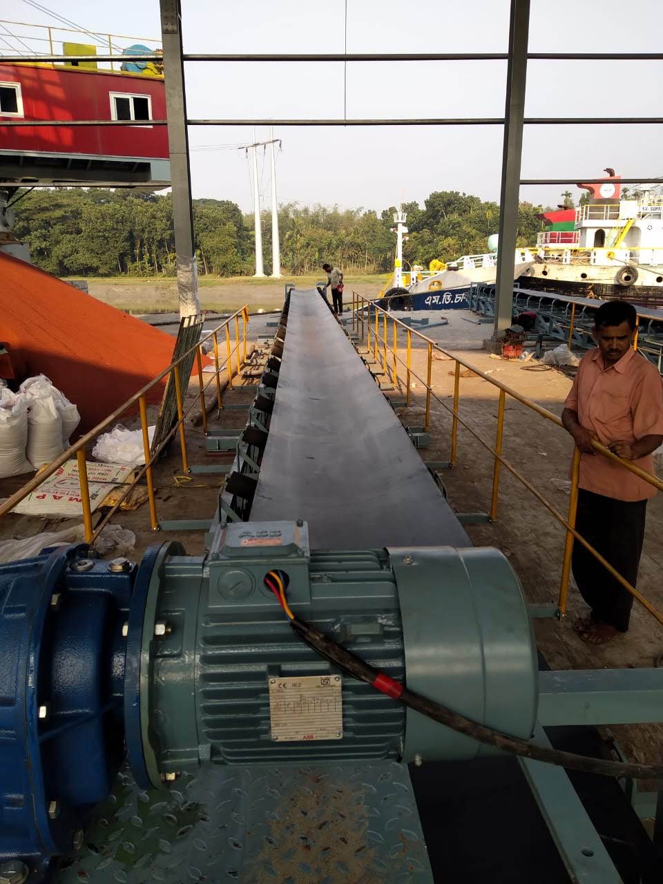 Long conveyor carrying bagged product to a waiting vessel at a dispatch point