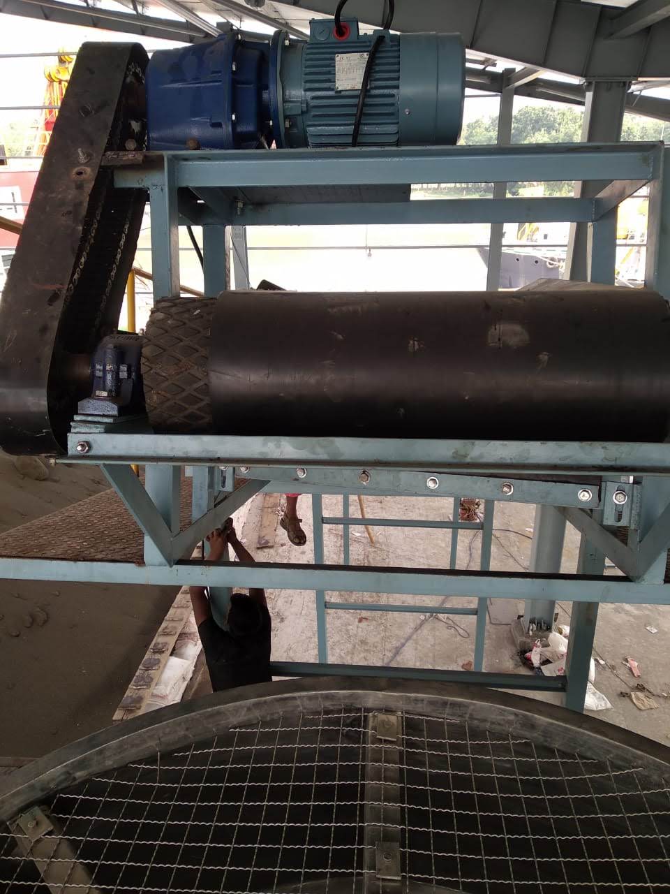 Conveyor drive pulley and gearbox assembly on a finished bag conveyor