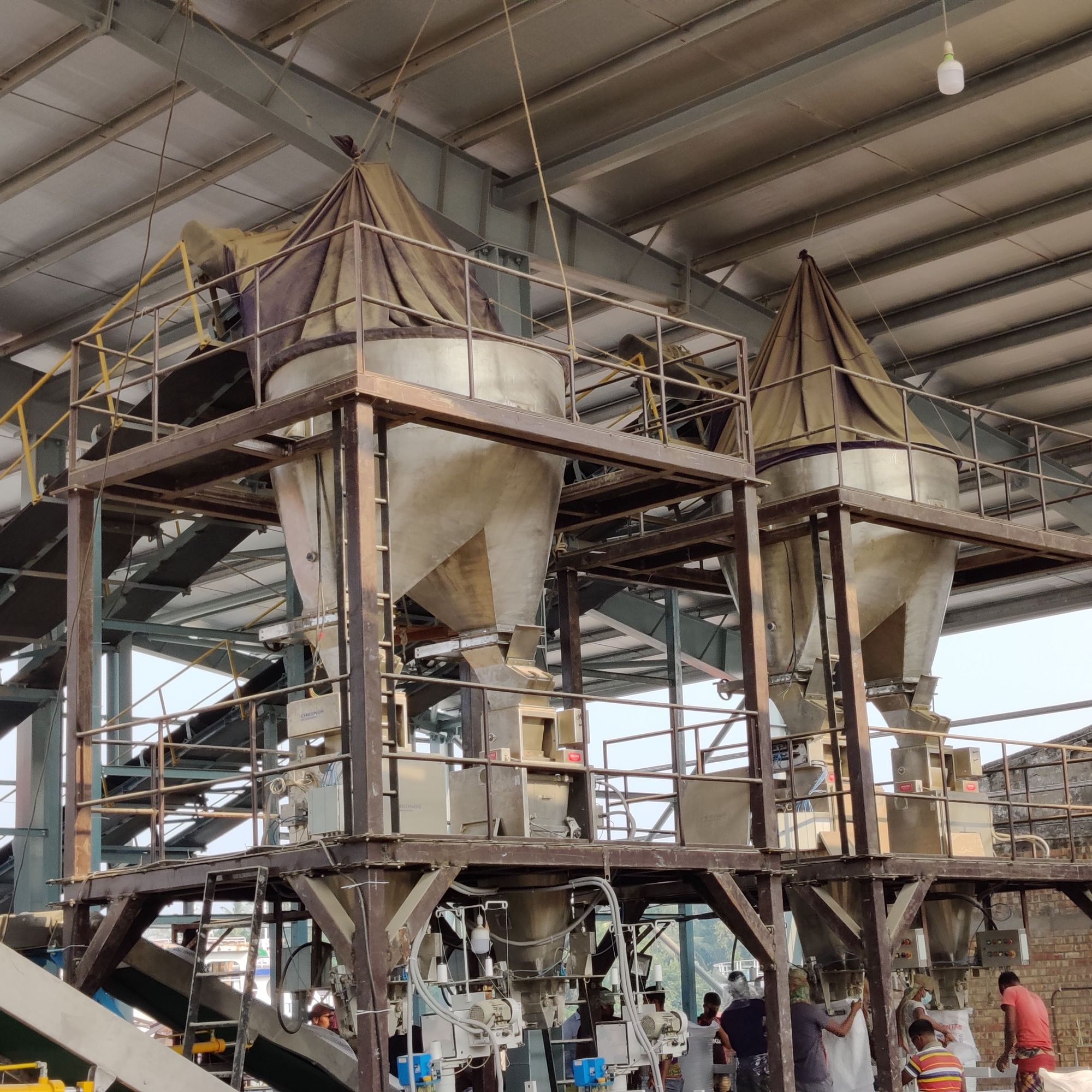 Complete integrated bagging plant with buffer hoppers, weighing units and bagging machines on a steel structure